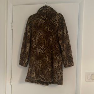 Beautiful classy vintage faux leopard coat. Great statement piece.